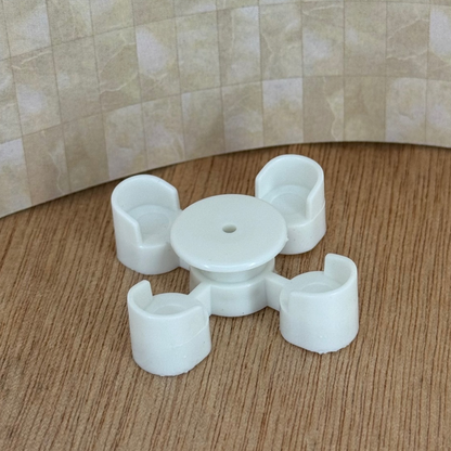 Mesa blanca con 4 sillas esc 1:50